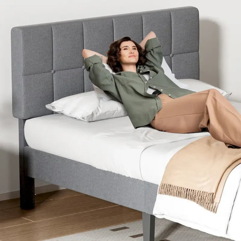 Letto a piattaforma imbottito in lino grigio/grigio scuro con testiera regolabile in memory foam (singolo / piazza e mezza / matrimoniale)