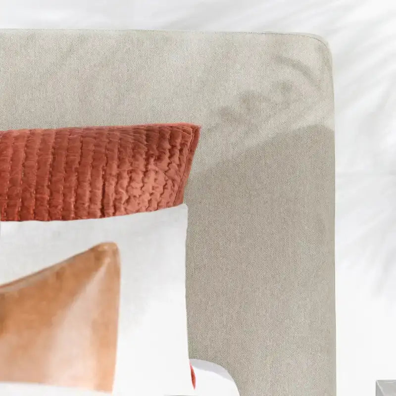 Letto a piattaforma imbottito in misto poliestere color crema con gambe affusolate (Queen / King / Cal King)