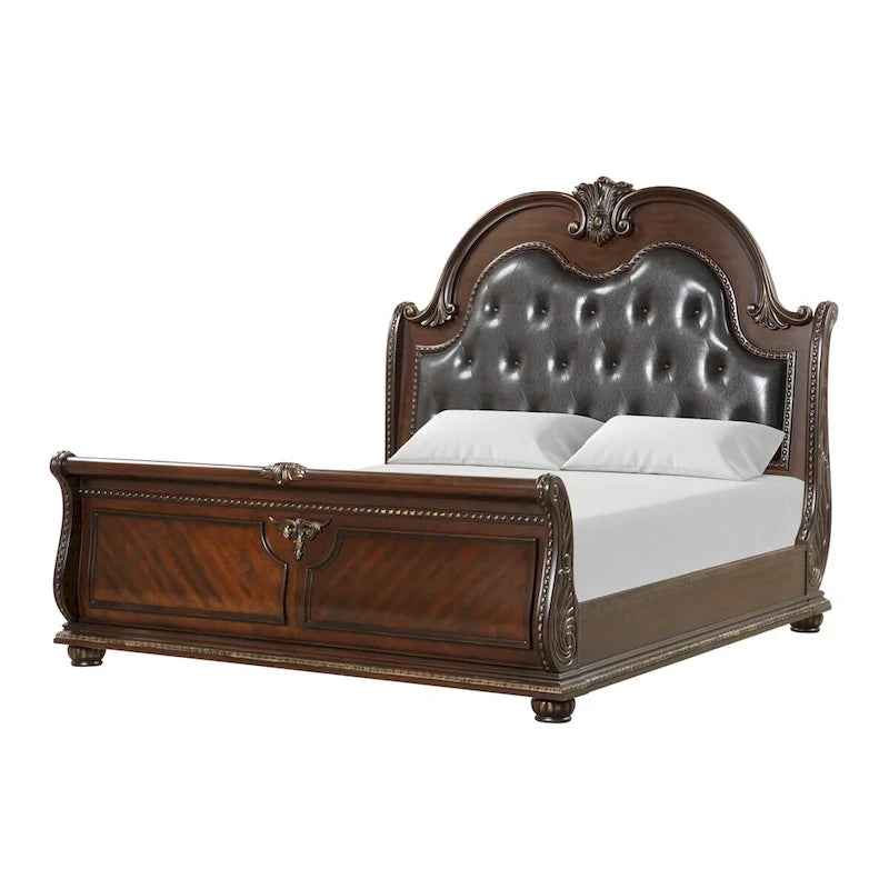 Letto a slitta tradizionale in legno di ciliegio con testiera e pediera intagliate (King)