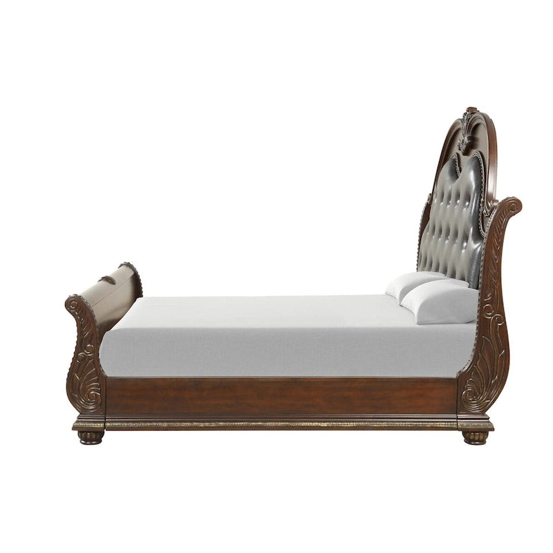 Letto a slitta tradizionale in legno di ciliegio con testiera e pediera intagliate (King)