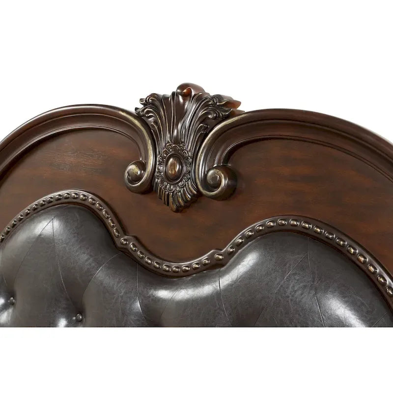 Letto a slitta tradizionale in legno di ciliegio con testiera e pediera intagliate (King)