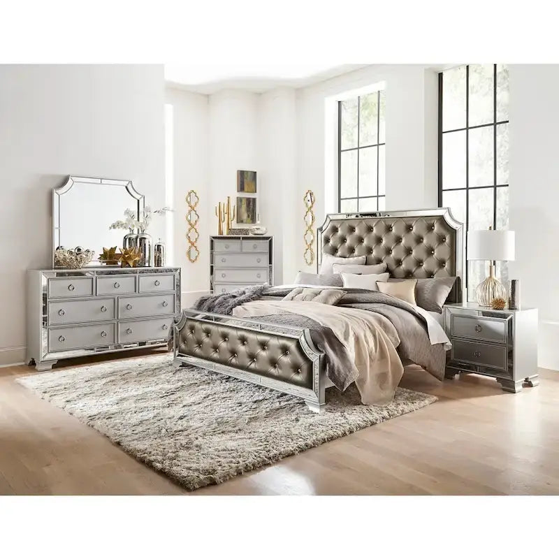 Letto in similpelle grigia/argentata con bottoni trapuntati e finiture a specchio (Queen/King)